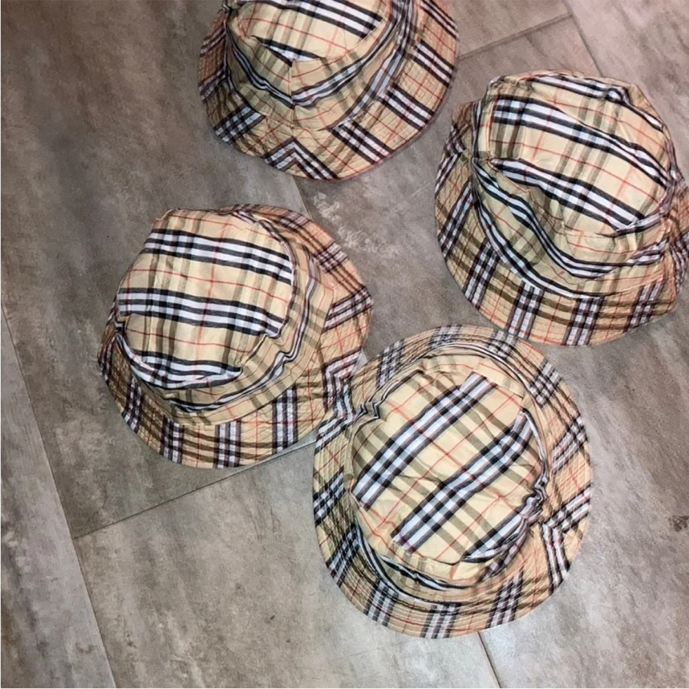 LAST ONE ☝️ AVAILABLE 🦆- 🎩BEAUTIFUL reversible BUCKET HATS 🎩